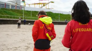 Rettungsschwimmer am Strand bei der Arbeit während des Feiertags am 3. Oktober.