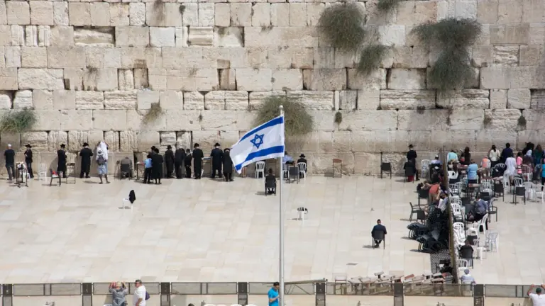 Die israelische Flagge weht feierlich vor der historischen Klagemauer in Jerusalem.