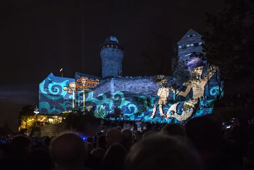 Blaue Nacht in Nürnberg: Lichtkunst zieht 2027 nach St. Lorenz