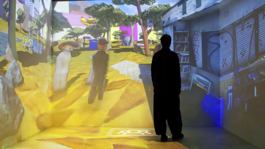 Eine Person betrachtet eine immersive Kunstinstallation mit projizierten, stilisierten Gemälden in einem hellen Raum.