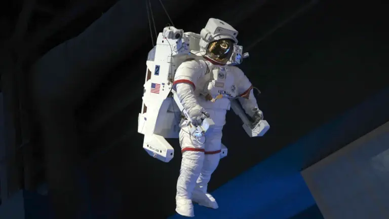 Ein echter Raumanzug des NASA-Shuttle-Programms hängt als Ausstellungsstück in einer Halle.