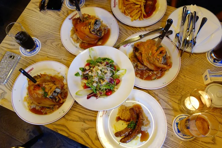 Samstagabend in Deutschland: Kultur und Essen vor Ort planen